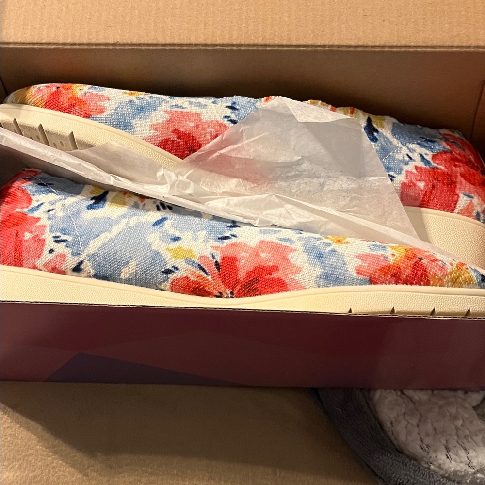 Skechers size 9 Floral Canvas Slip-On Women’s Sneakers - Blue & Red